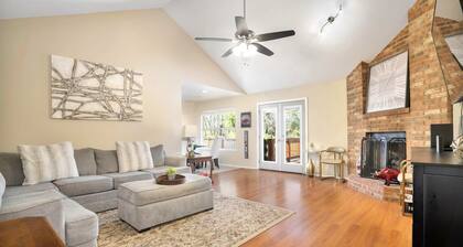 Family Home, Fenced Yard with Firepit, Near Parks