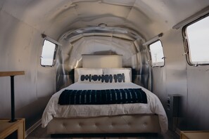 Prismatic Airstream | 獨特裝潢、布置獨特、床單