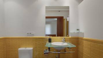 Douche, sĂšche-cheveux, serviettes fournies