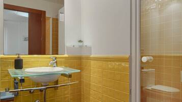 Een douche, een haardroger, handdoeken