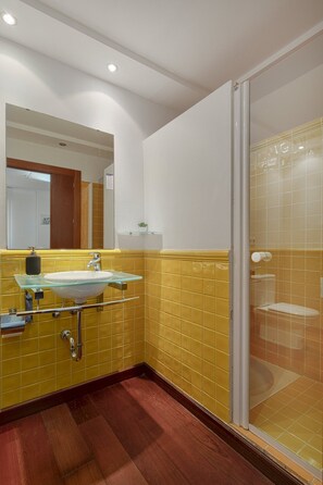 Ducha, secador de pelo y toallas