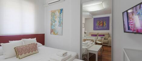 Tabla de planchar con plancha, wifi gratis, ropa de cama