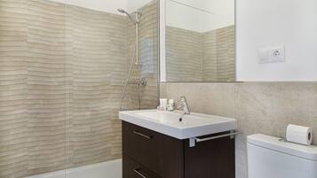 Een douche, een haardroger, handdoeken