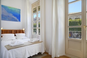 Tabla de planchar con plancha, wifi gratis y ropa de cama