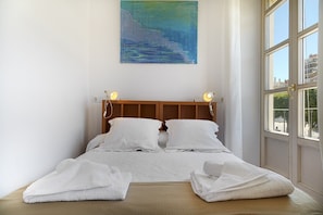 Tabla de planchar con plancha, wifi gratis y ropa de cama