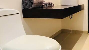 Comfort Condo | Bathroom | Shower, towels