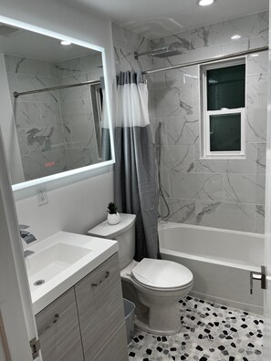 Secadora de cabello, toallas, papel de baño 
