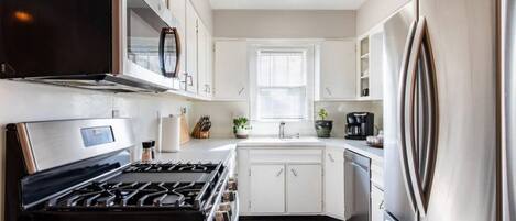Refrigerador, microondas, horno y parrilla de estufa