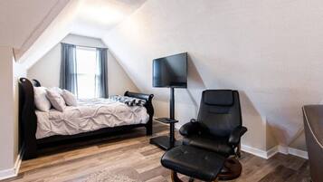 2 bedrooms, desk, iron/ironing board, free WiFi