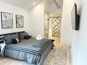 3 bedrooms, desk, iron/ironing board, free WiFi