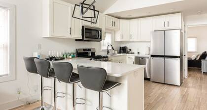 Peaceful Contemporary Close to Everything