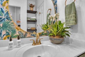 Kombinert dusj/badekar, håndklær, såpe og sjampo