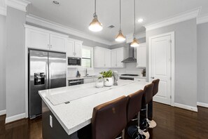 Fridge, microwave, oven, stovetop - We Have Electricity! Luxury Home in The Heights! Pet Friendly, Sleeps 8 (Houston)