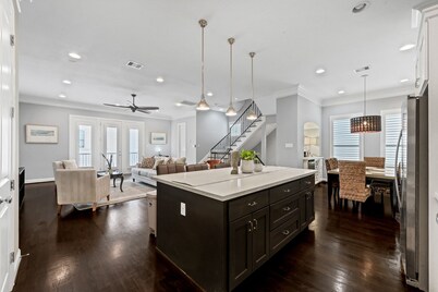 We Have Electricity! Luxury Home in The Heights! Pet Friendly, Sleeps 8