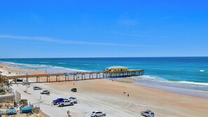 على الشاطئ، كراسي للتشمس، مناشف للشاطئ