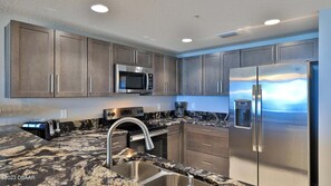 ثلاجة، ميكروويف، فرن، موقد طهي مسطح