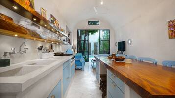 Réfrigérateur, micro-ondes, plaque de cuisson, cafetiÚre/bouilloire