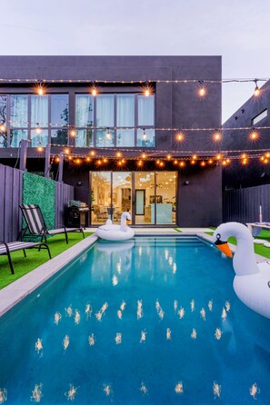 Outdoor pool, a heated pool - Casa Bella in Design District/Wynwood (Miami)