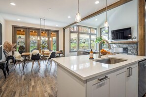 Fridge, microwave, oven, stovetop - Family Friendly w/ Suncadia Pool Access (Cle Elum)