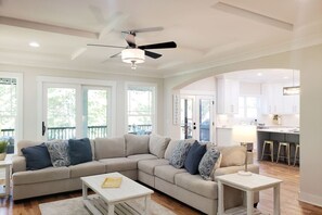 Télévision, cheminée, chaîne hi-fi