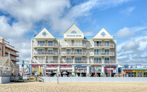 Un hotel frente a la playa con varios balcones y un letrero que dice "OCEANS EDGE".