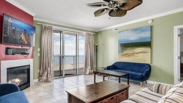 Smart-TV, Kamin, Bücher