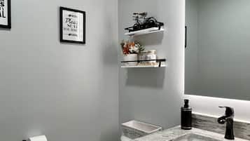 Secador de cabelo, toalhas de banho, sabonete, shampoo