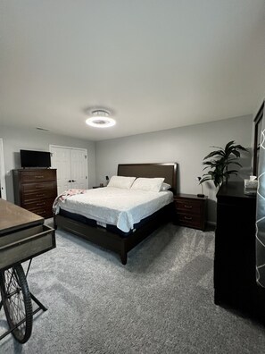 3 bedrooms, iron/ironing board, travel cot, free WiFi - Newly renovated home away from home downtown High Point. (High Point)
