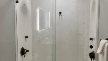 Asciugacapelli, asciugamani, sapone, shampoo