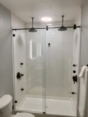 Secador de cabelo, toalhas de banho, sabonete, shampoo