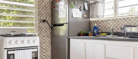 Een koelkast, een magnetron, een oven, een kookplaat