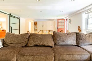 Smart TV, computer monitors