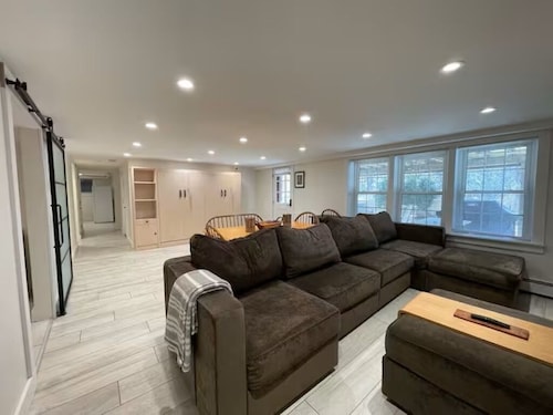 Charming 1-bedroom Guest suite in amazing Manchester-by-the-Sea with WiFi, AC