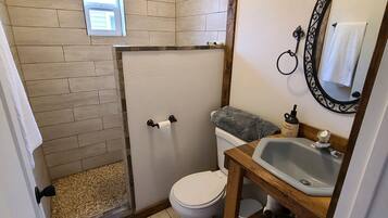Douche, serviettes fournies, savon, shampooing