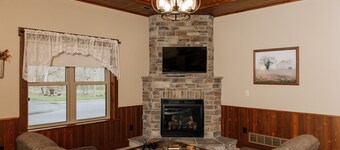 Wildflower Paradise: Luxury Lodge Suite in Amish Country