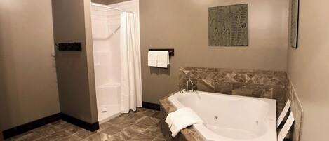 Suihku, poreamme, hiustenkuivaaja, pyyhkeet