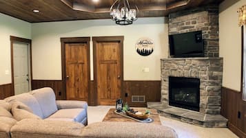 Een televisie, een open haard en een dvd-speler