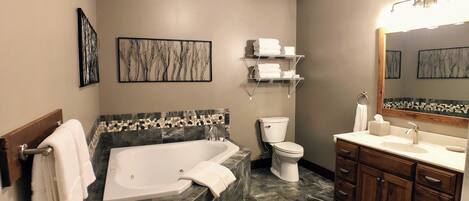 Douche, baignoire à jets, sèche-cheveux, serviettes fournies