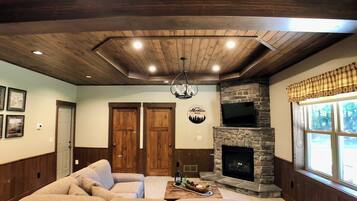 TV, caminetto, lettore DVD