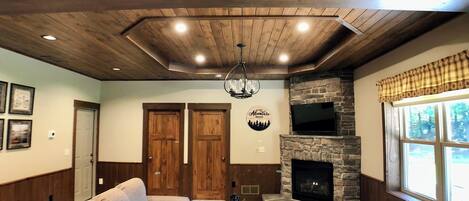 電視、壁爐、DVD 播放機