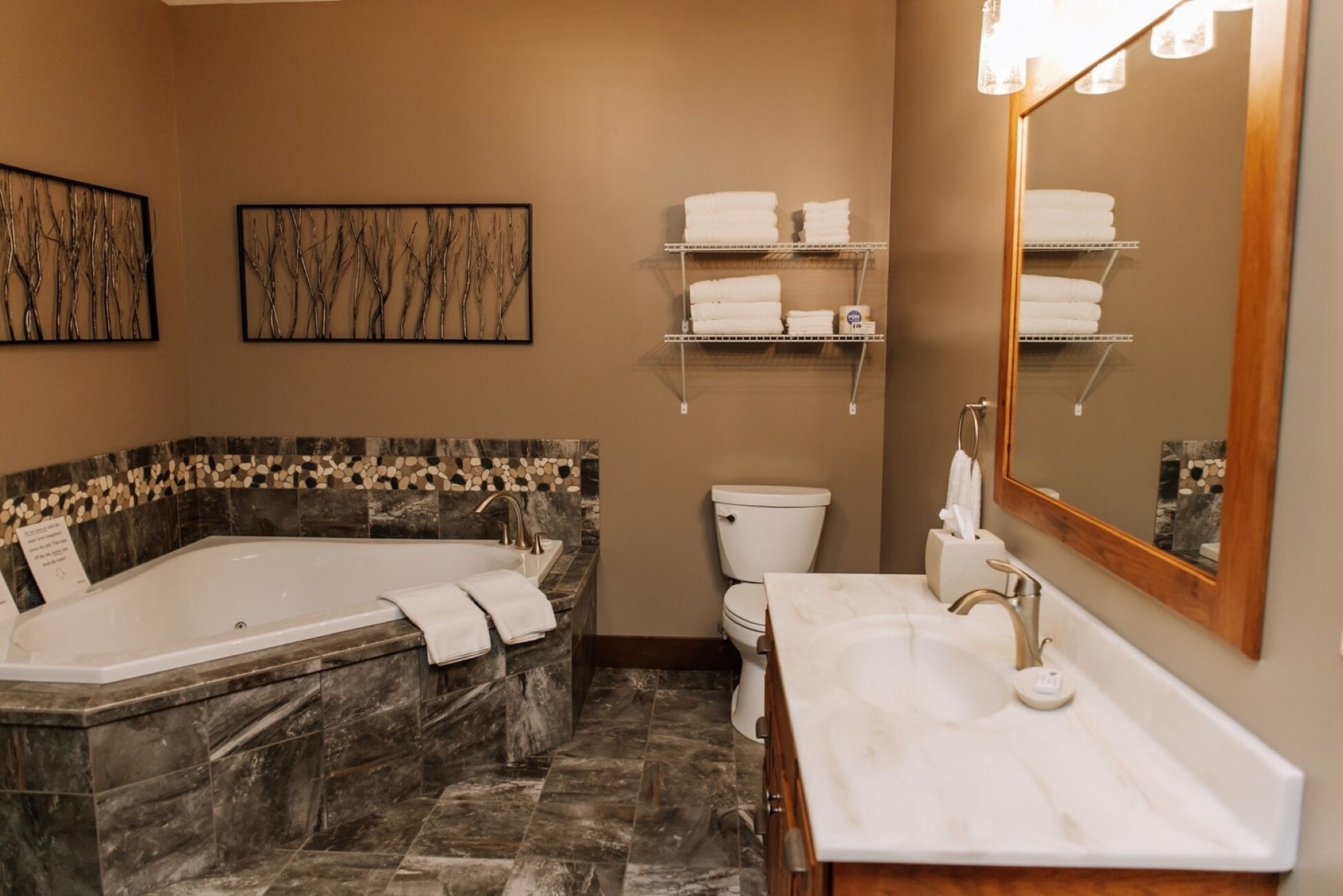 淋浴设施、按摩浴缸、吹风机、毛巾