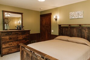 1 bedroom, iron/ironing board, WiFi, bed sheets - Songbird Serenade Suite: Luxury, Lodge Suite in Amish Country, Ohio (Dundee)