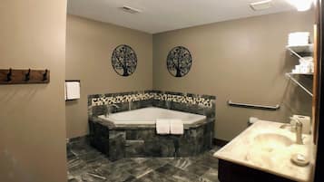 Een douche, een bubbelbad, een haardroger, handdoeken