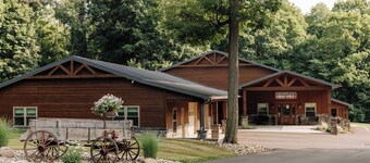 Songbird Serenade Suite: Luxury, Lodge Suite in Amish Country, Ohio