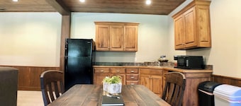 Songbird Serenade Suite: Luxury, Lodge Suite in Amish Country, Ohio