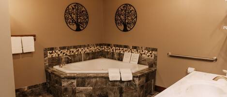 Regadera, tina de hidromasaje, secadora de cabello, toallas