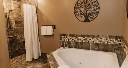 Songbird Serenade Suite: Luxury, Lodge Suite in Amish Country, Ohio