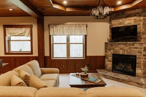 TV, fireplace, DVD player - Forest Stream Suite: Luxury Suite in Amish Country, Ohio (Dundee)
