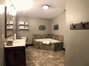 Suihku, poreamme, hiustenkuivaaja, pyyhkeet