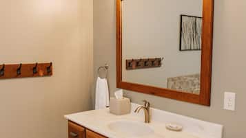 Shower, jetted tub, hair dryer, towels